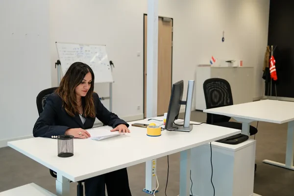 kantoormedewerker-aan-het-werk-deraline